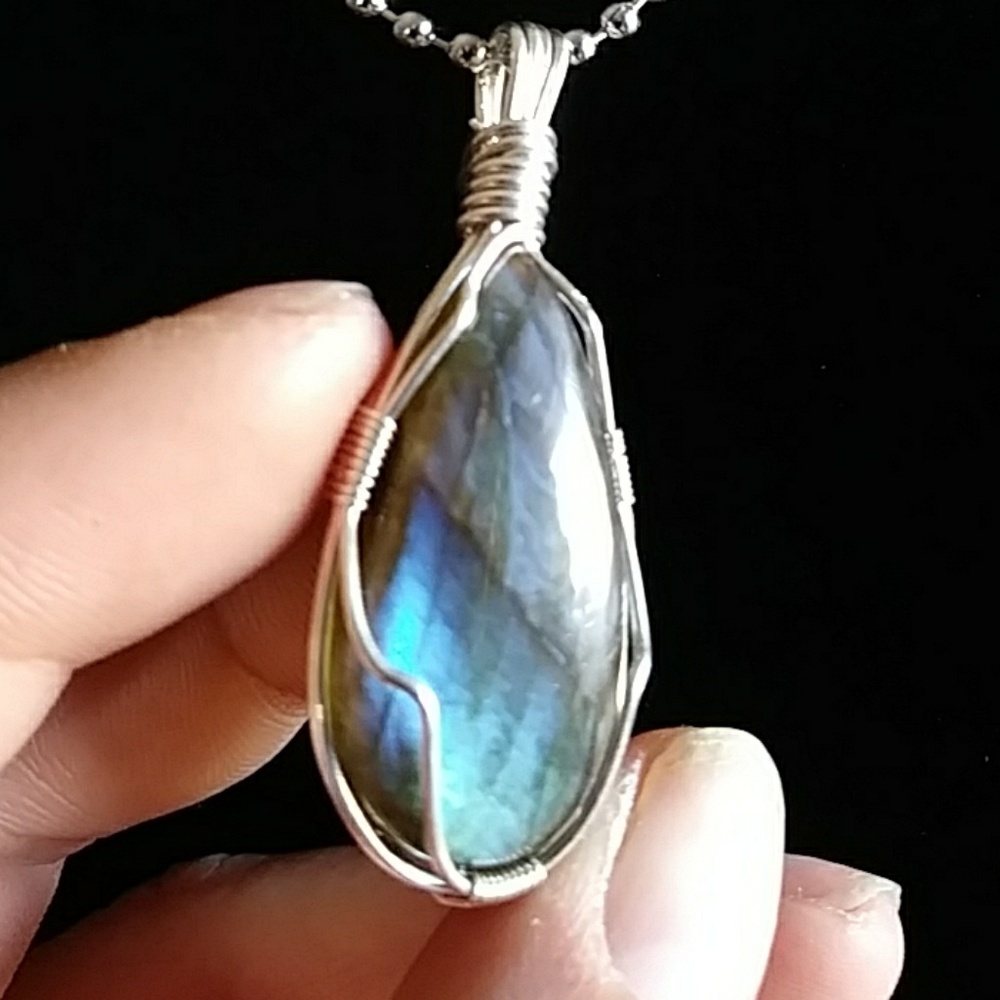 Blue flash Labradorite necklace!